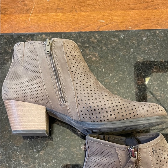 Earth perforated Suede Taupe Booties size 9 - Picture 5 of 7